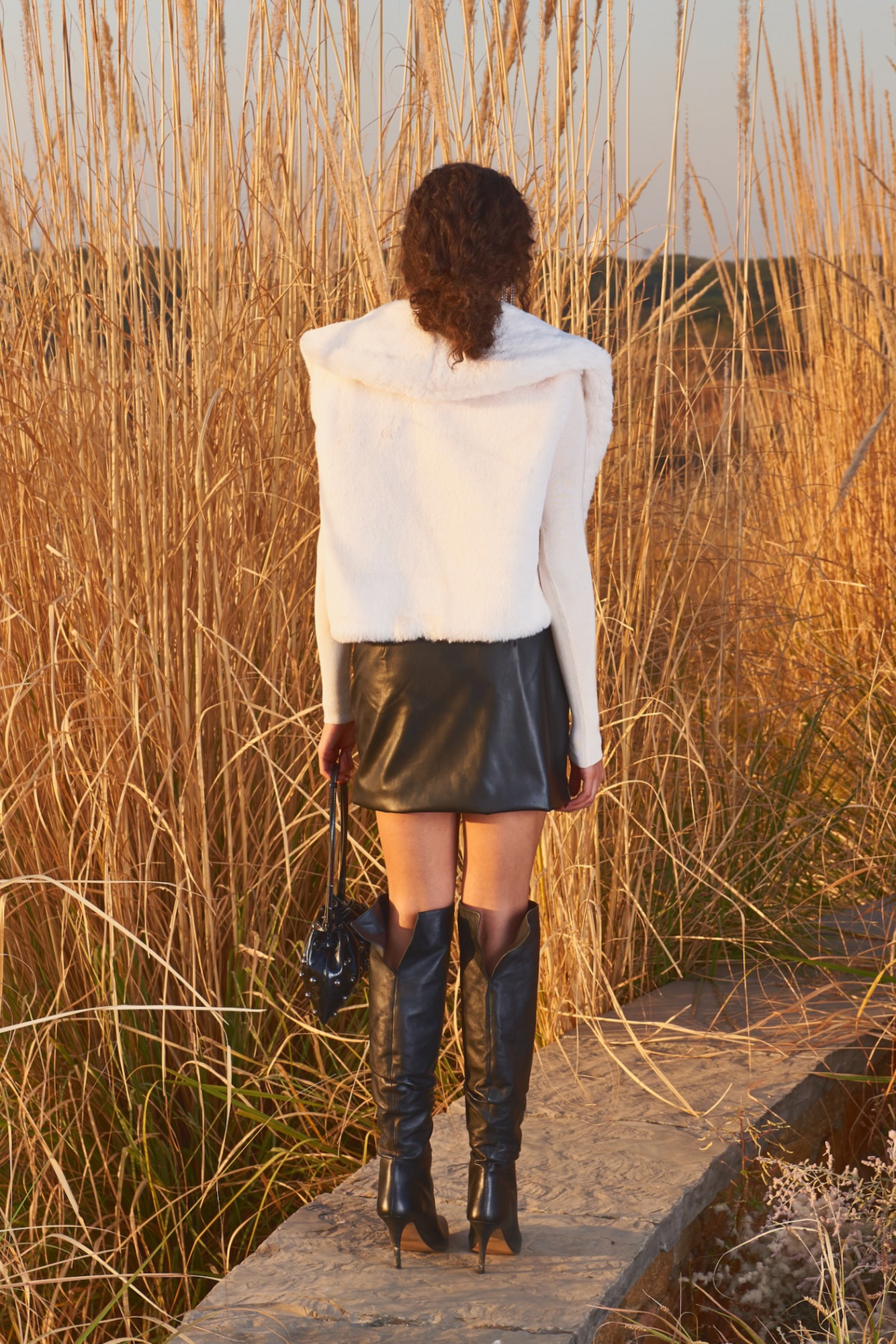 MATERIAL GIRL 03 OFF WHITE FAUX FUR SLEEVELESS JACKET