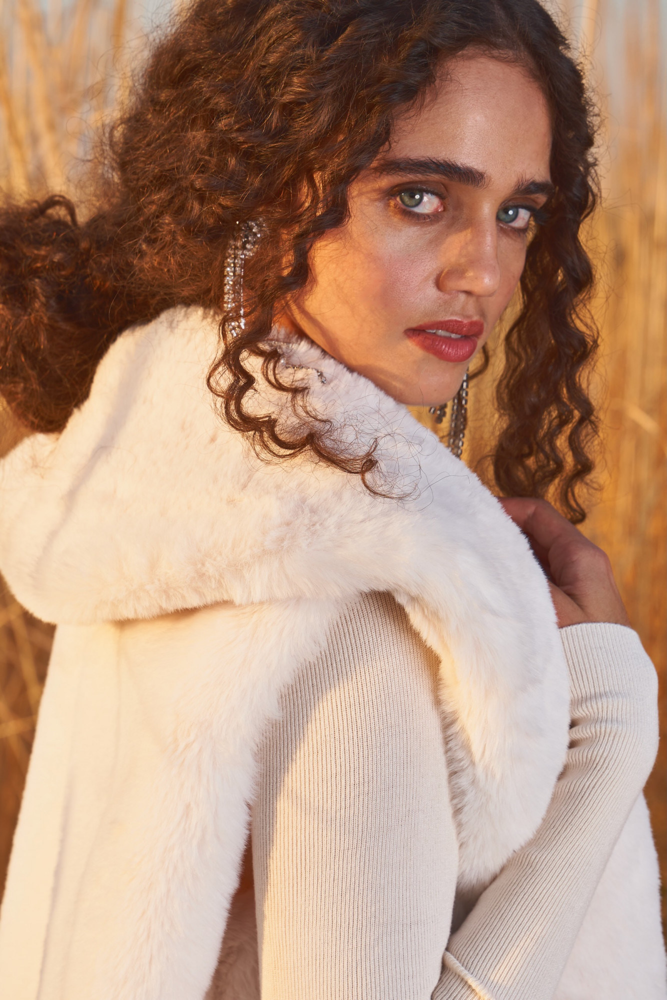 MATERIAL GIRL 03 OFF WHITE FAUX FUR SLEEVELESS JACKET