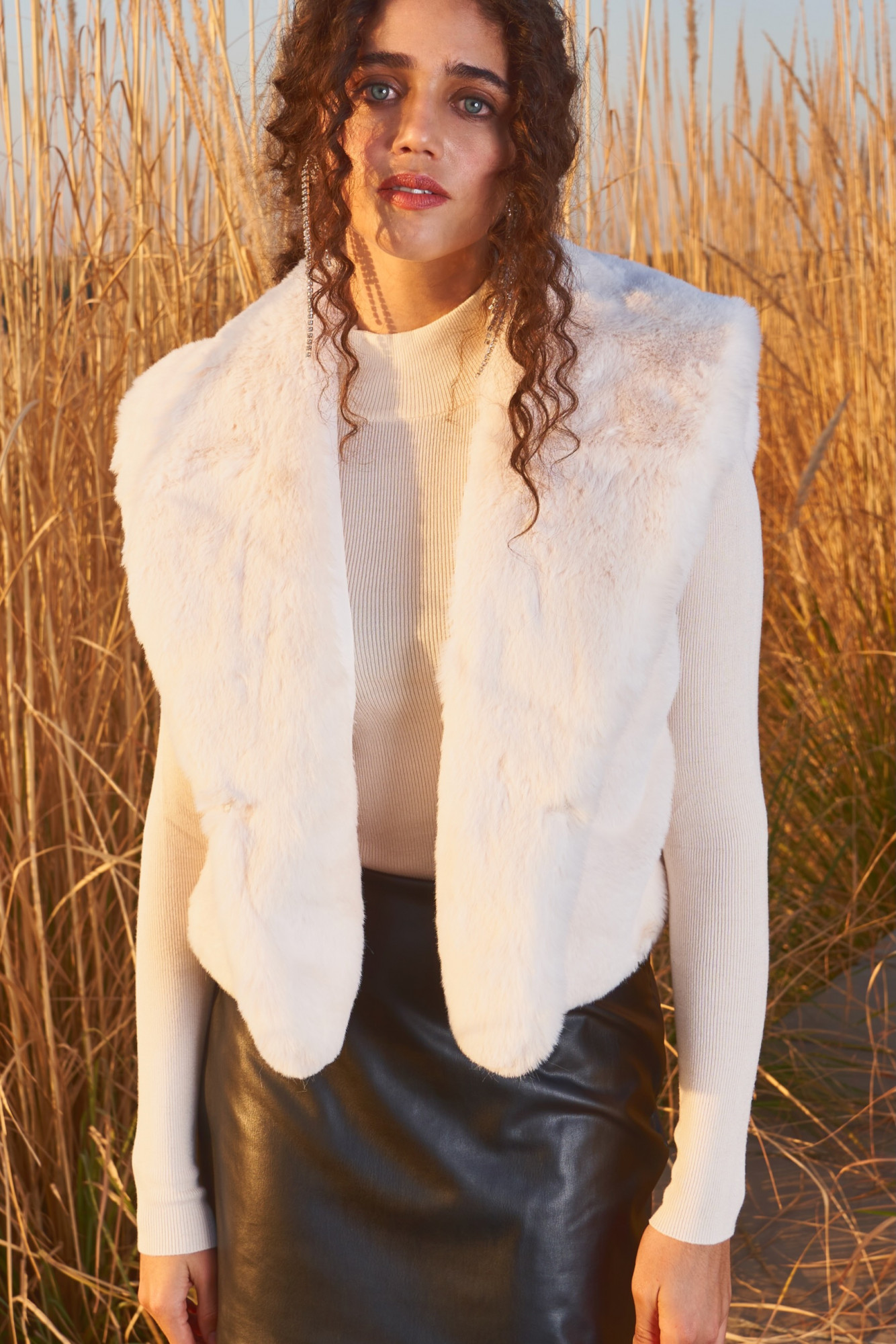 MATERIAL GIRL 03 OFF WHITE FAUX FUR SLEEVELESS JACKET