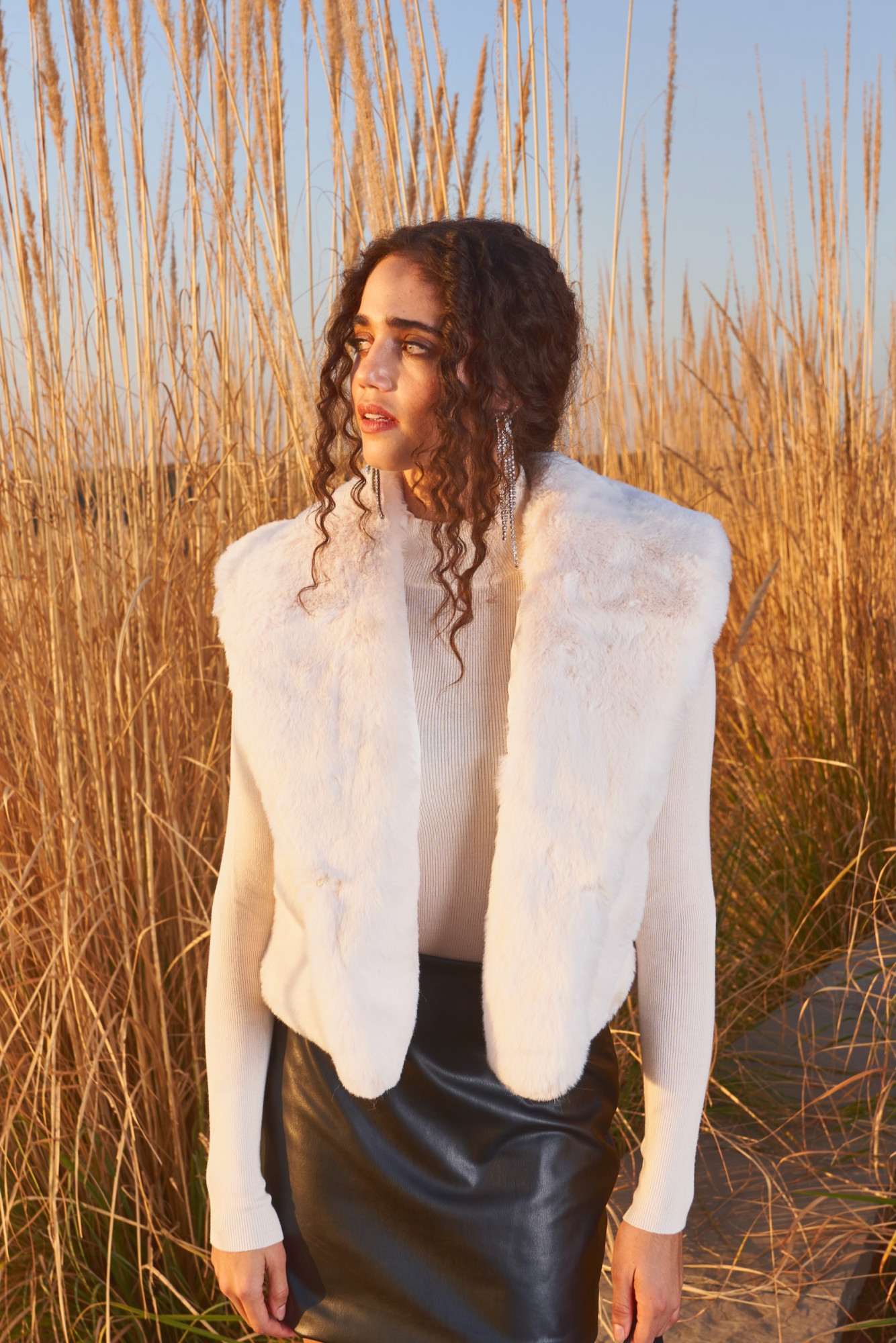 MATERIAL GIRL 03 OFF WHITE FAUX FUR SLEEVELESS JACKET