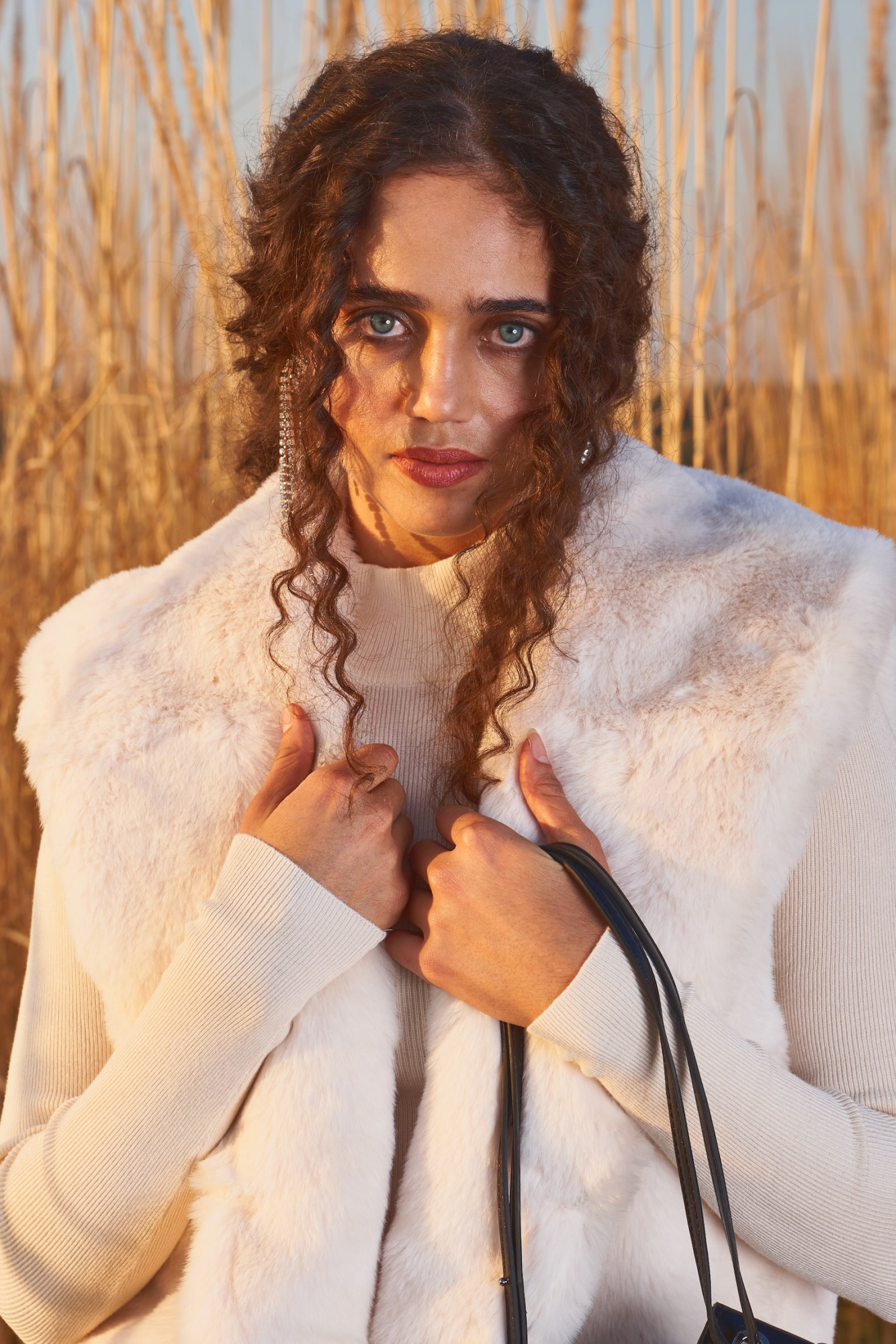 MATERIAL GIRL 03 OFF WHITE FAUX FUR SLEEVELESS JACKET