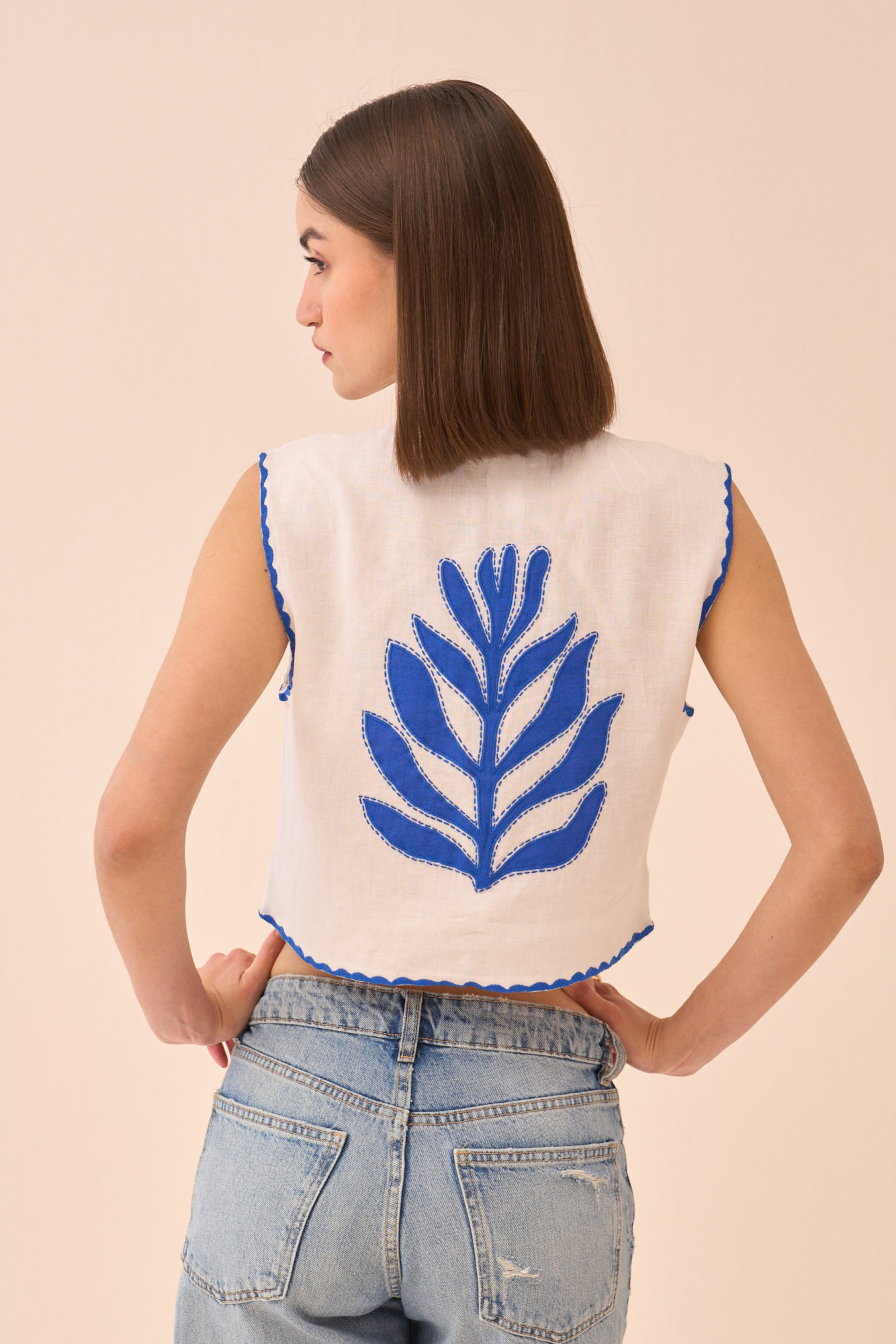 CASABLANCA WHITE COTTON LINEN SLEEVELESS JACKET WITH BLUE COLOUR APPLIQUE EMBROIDERY
