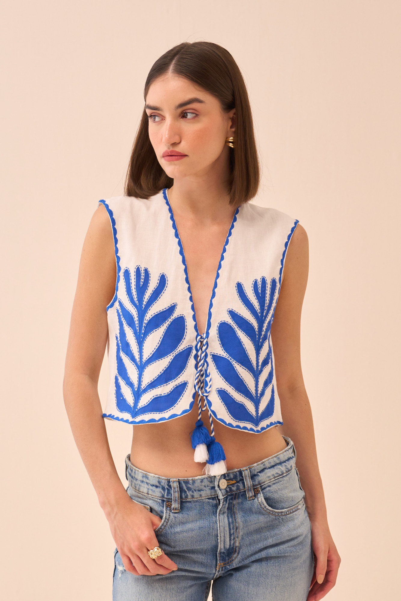 CASABLANCA WHITE COTTON LINEN SLEEVELESS JACKET WITH BLUE COLOUR APPLIQUE EMBROIDERY