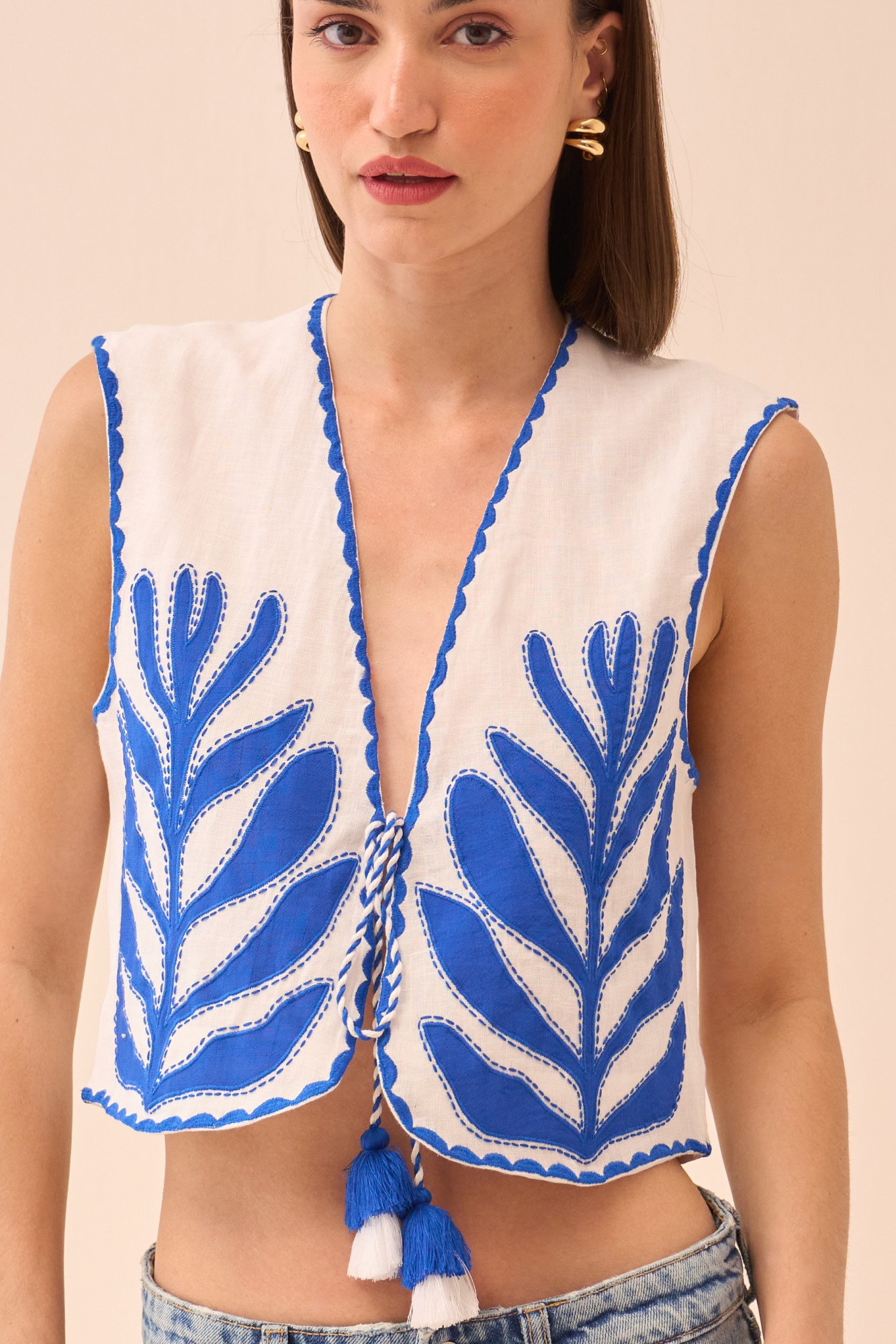 CASABLANCA WHITE COTTON LINEN SLEEVELESS JACKET WITH BLUE COLOUR APPLIQUE EMBROIDERY