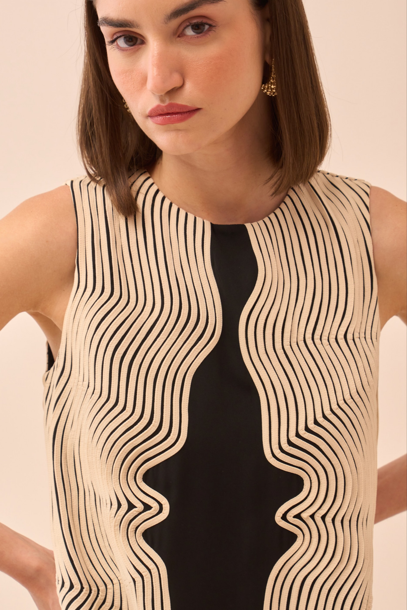 CASABLANCA BLACK SLEEVELESS KNEE LENGTH DRESS WITH CREAM COLOUR FABRIC PIPING DETAILING