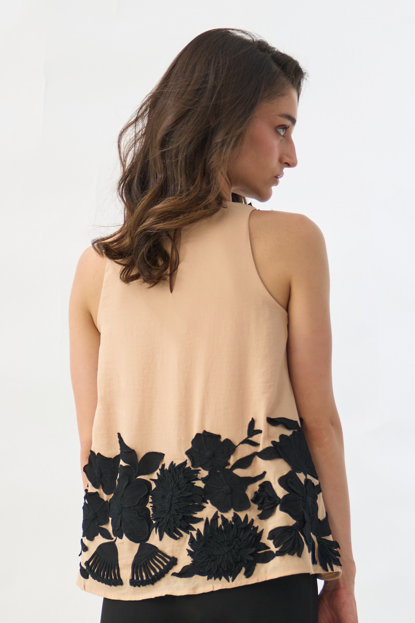 GARDEN OF SICILIA BEIGE COLOR SLEEVELESS TOP WITH BLACK COLOR DELICTAE FLORAL EMBROIDERY