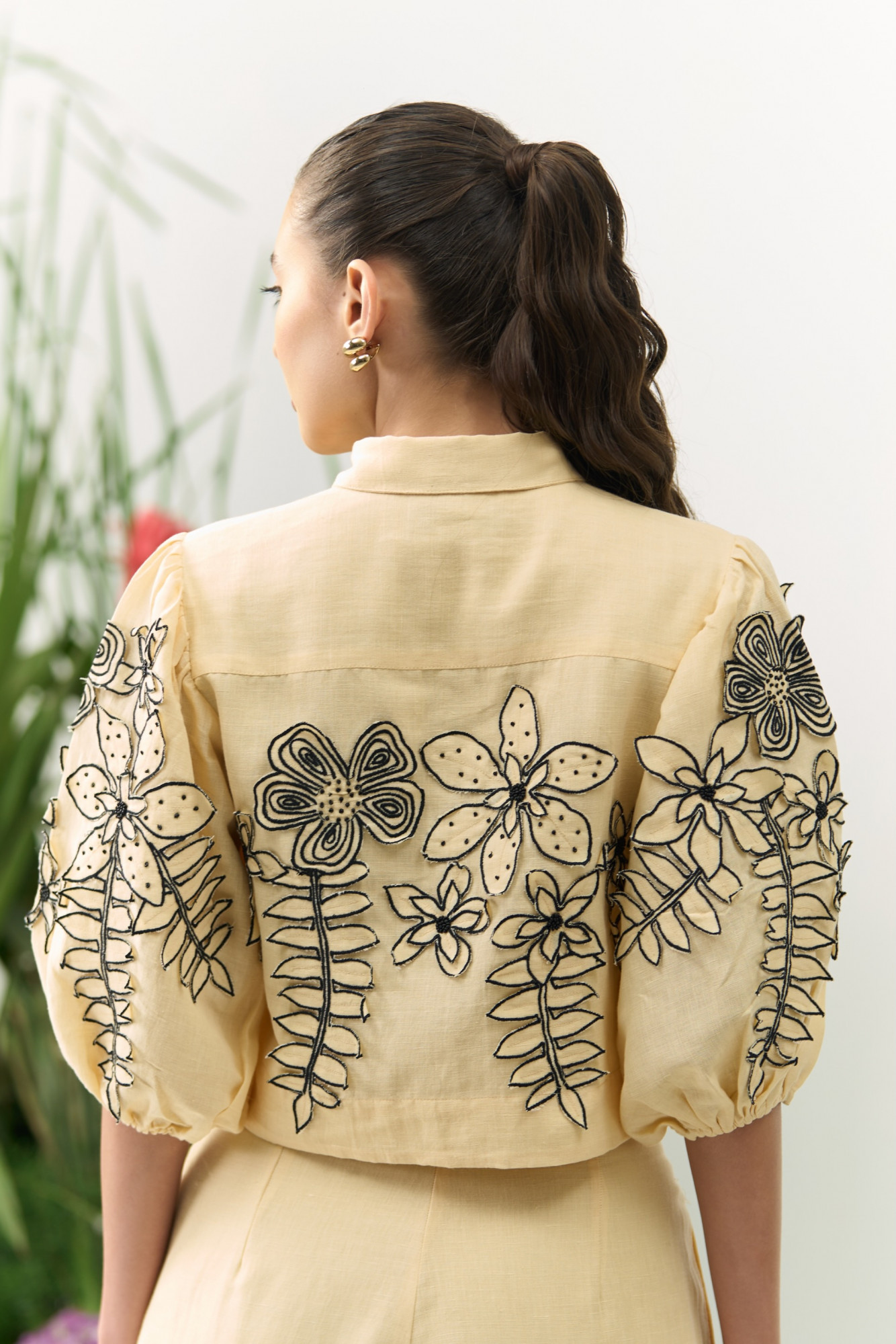 ATELIER RIVIERA BUTTERMILK COLOR COTTON LINEN CROPPED LENGTH SHIRT WITH 3D FLOWER EMBROIDERY