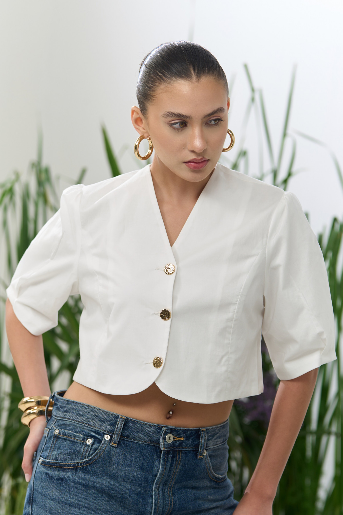 ATELIER RIVIERA WHITE COTTON POLIN CROPPED LENGTH TOP WITH GOLD METAL BUTTONS