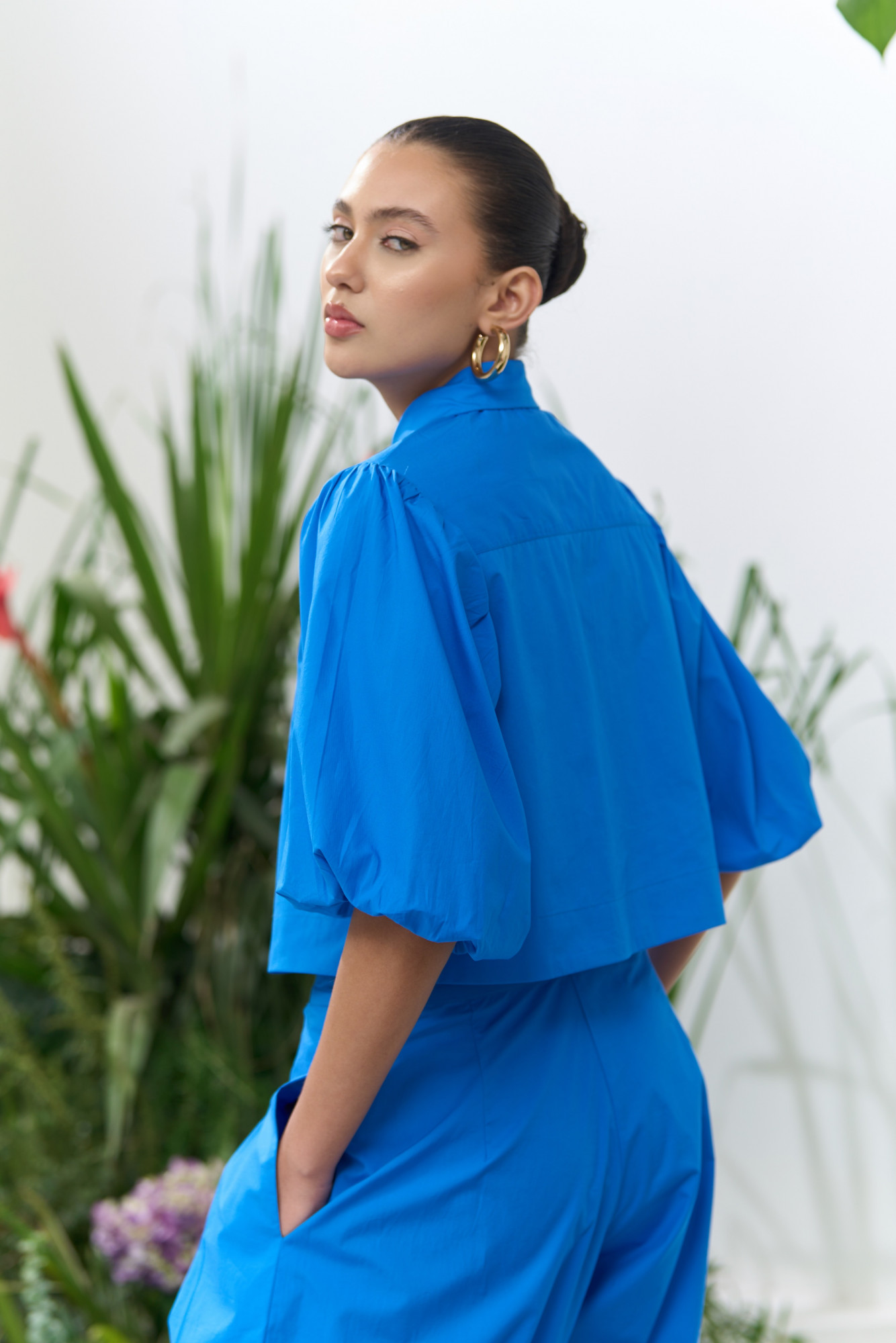 ATELIER RIVIERA COBALT BLUE COTTON CROPPED SHIRT AND BARREL PANTS CO-ORD SET