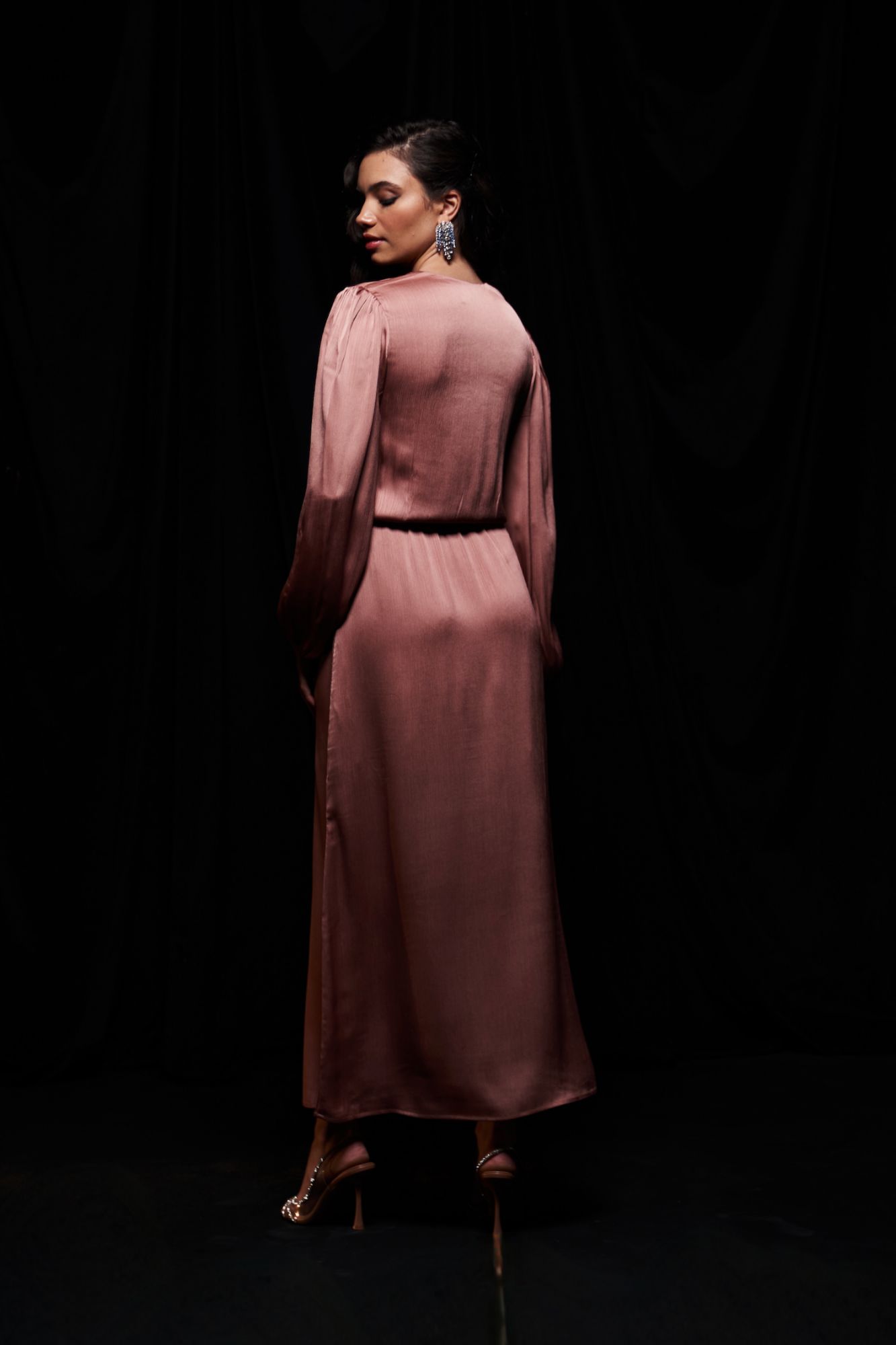 LEILA ROSE GOLD COLOR WAVE SATIN FABRIC LONG LENGTH V-NECK PARTY DRESS WITH ONE SIDE SLIT AND LONG SLEEVES