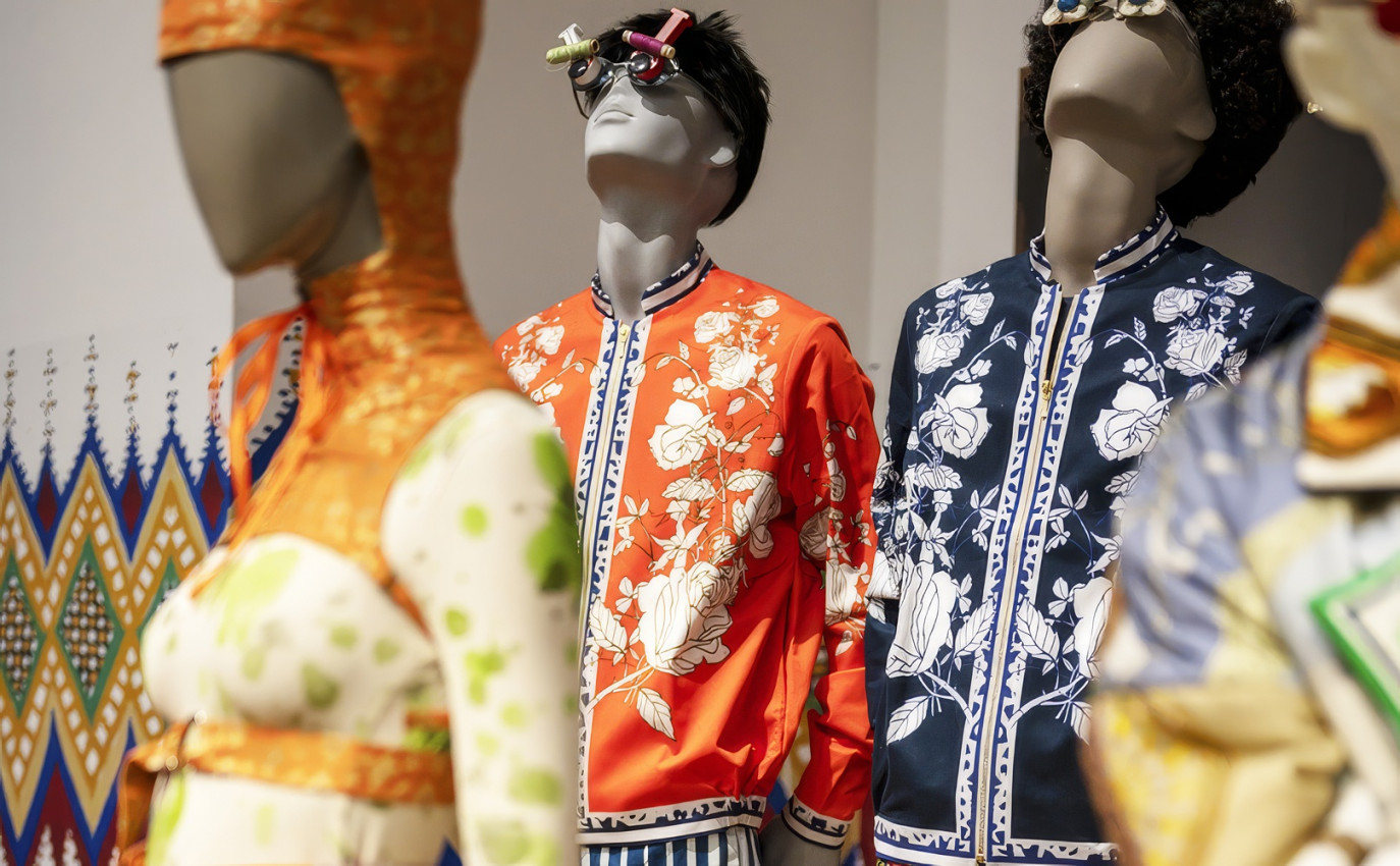 At Kunstmuseum Den Haag’s Global Wardrobe exhibition, Ajay Kumar showcases his Firdaus collection, merging Indian textile heritage with a contemporary global design language.
