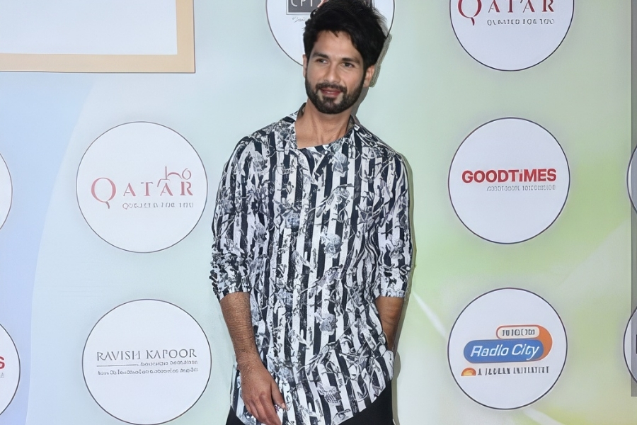 Shahid Kapoor in Mr. Ajay Kumar Jacques Kurta Shirt and Black Kilt Pants for GeoGlobal Spa Awards