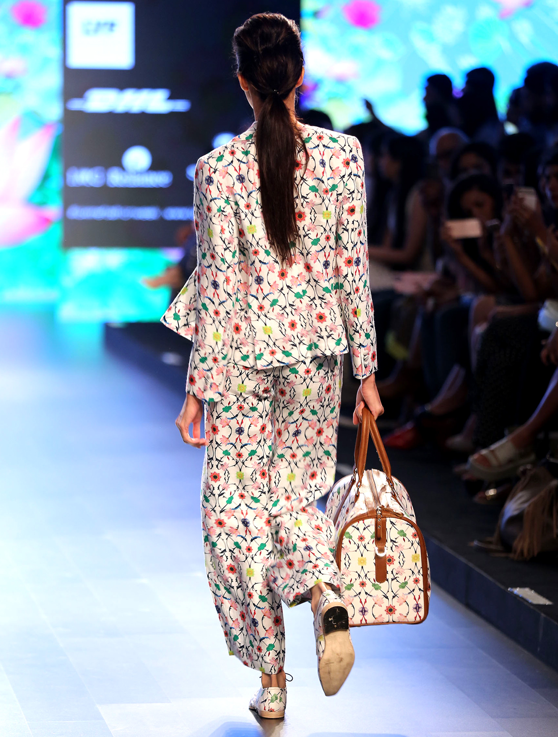 Linen Cross-over Wrap Jacket in Komol print back
