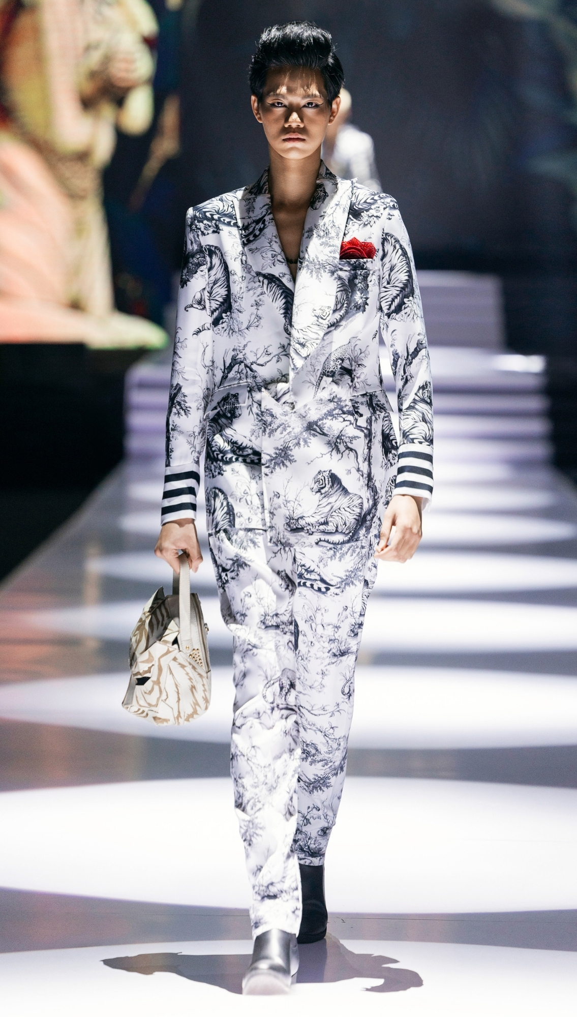 Look 24 2025 Vietnam International Fashion Week