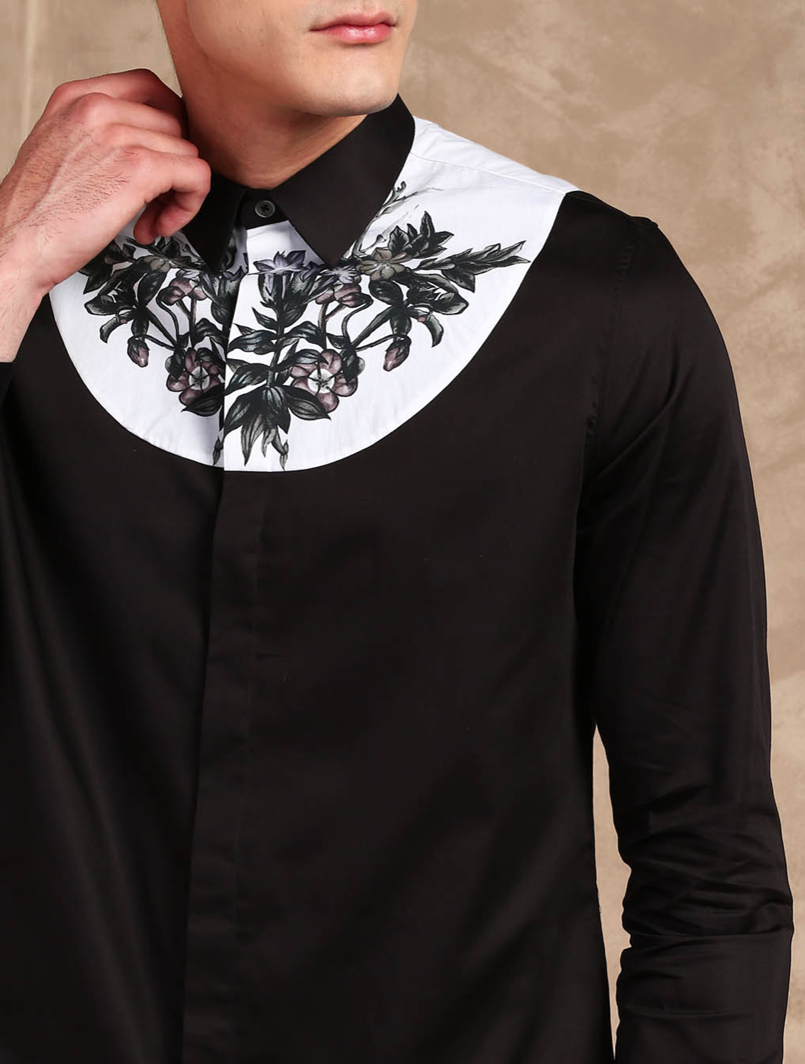 Bib shirt featuring signature leaf print