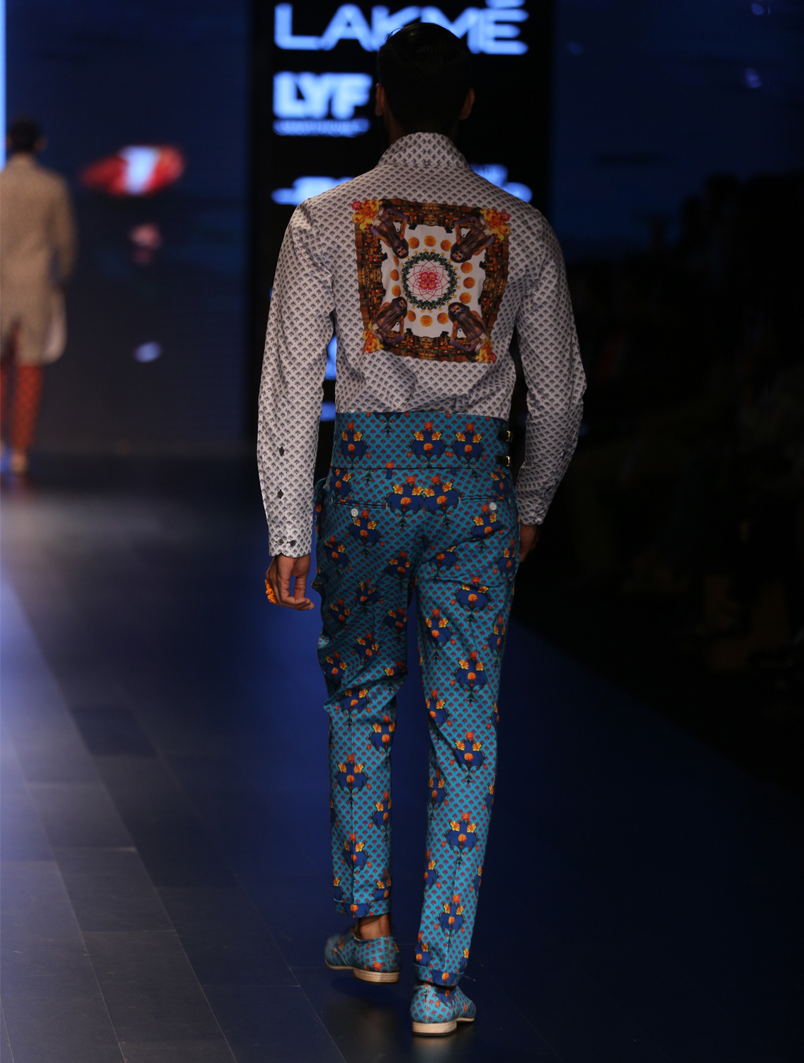 Shawl collar shirt in all over Temple print