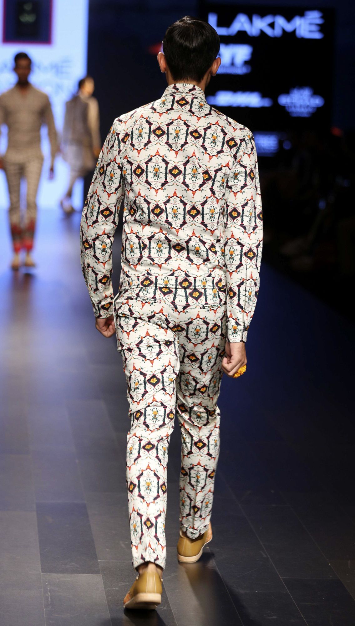 AW16 Benares Look 5