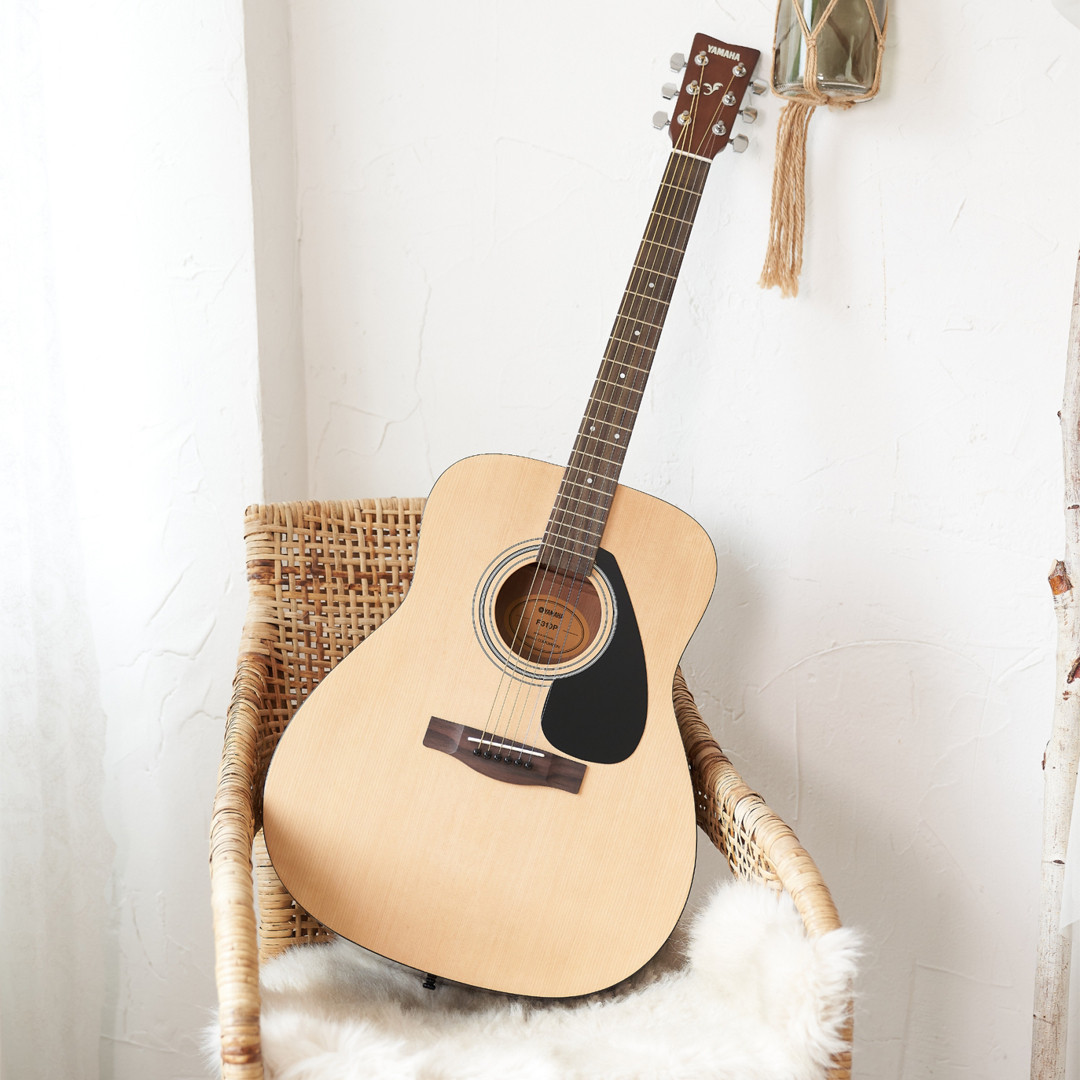 Yamaha F310P Acoustic Guitar Includes Gigbag Strap Pitch Pipe Strings Picks String Winder and Capo