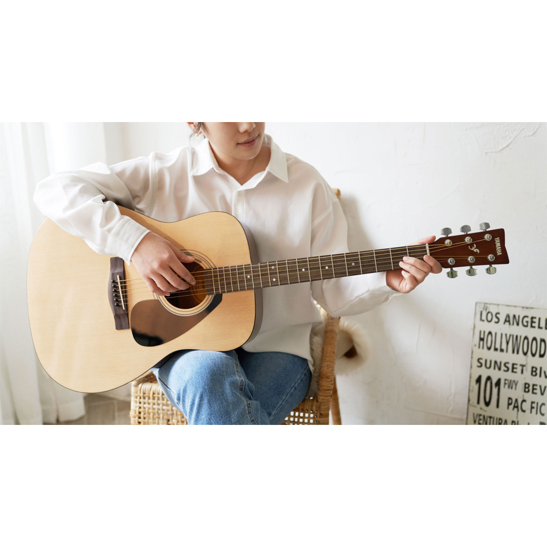 Yamaha F310P Acoustic Guitar Includes Gigbag Strap Pitch Pipe Strings Picks String Winder and Capo