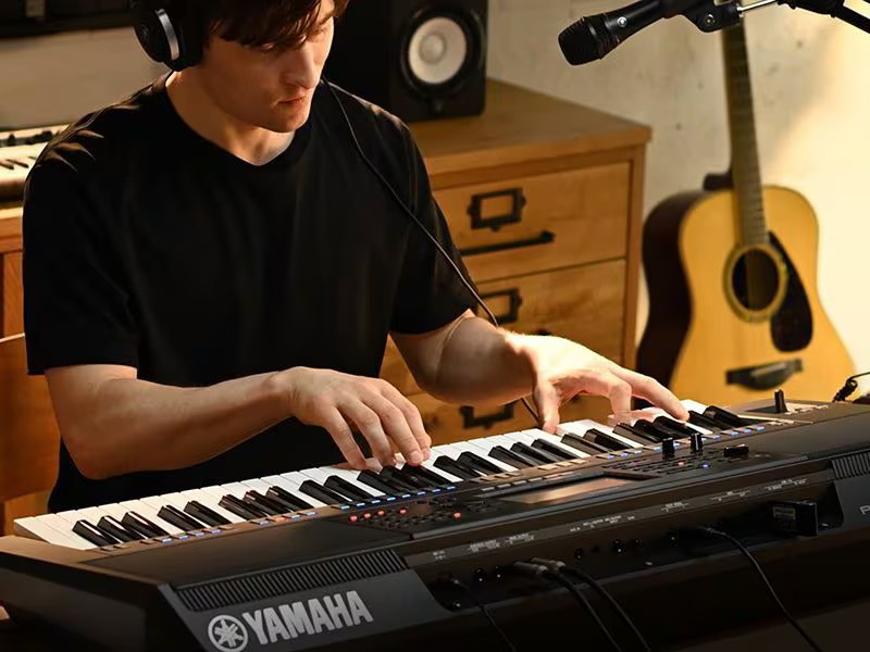Yamaha PSR-SX720 Arranger workstation with 61 Keys