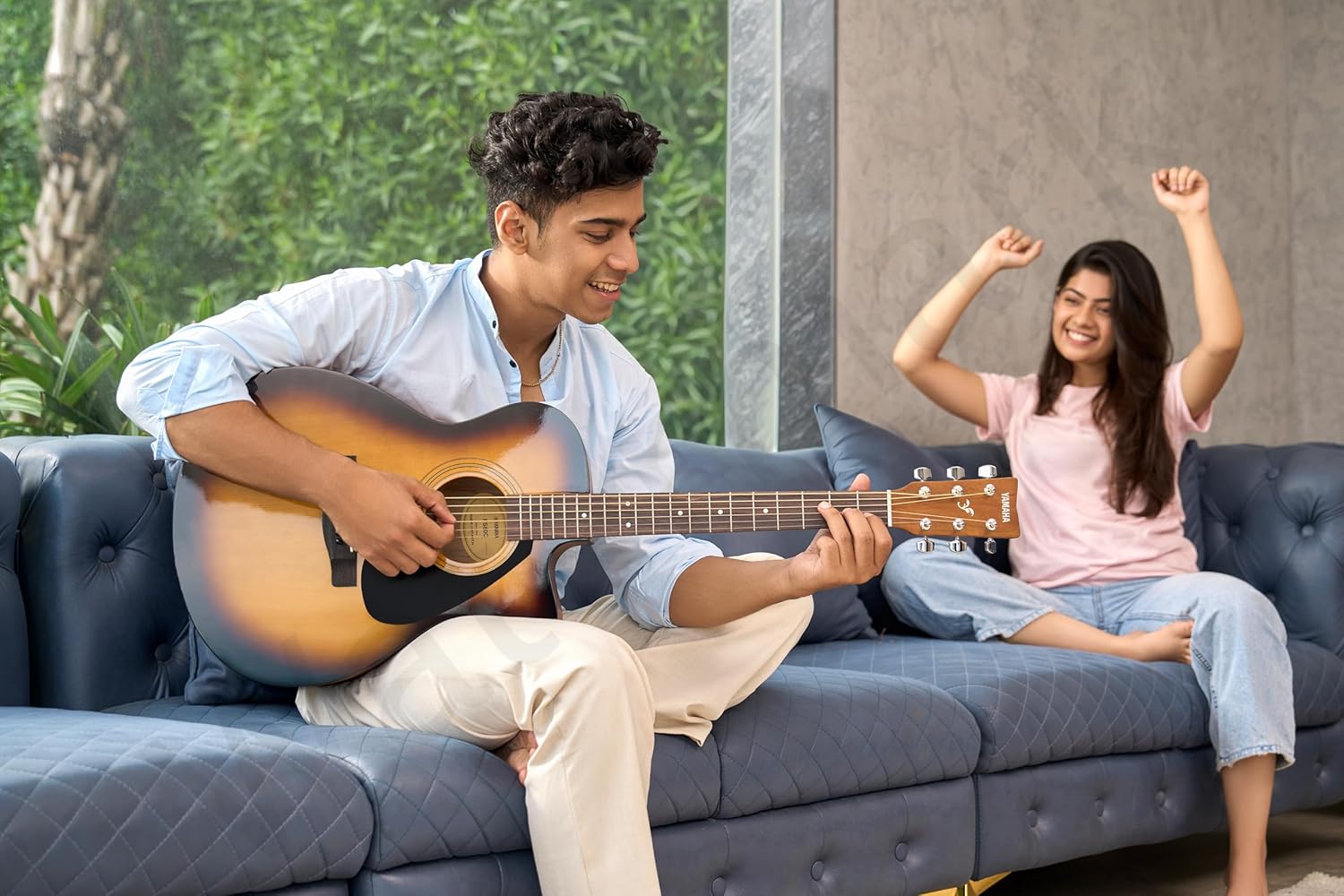 Yamaha FS80C Acoustic Guitar Right-Handed Tobacco Brown Sunburst 6 Steel Strings Spruce Body Rosewood Fretboard Rich Tone Durable Comfortable Playability