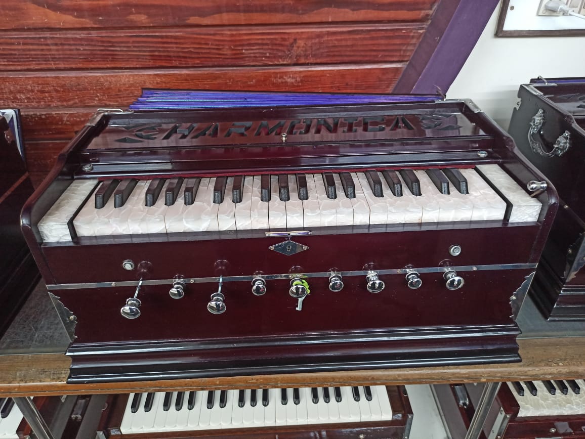 Harmonica Delux Model 9 Stopper 42 Keys 7 Bellow Harmonium with Coupler
