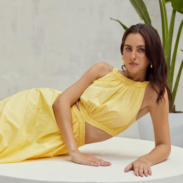 Relaxed Waist-cut Midi Dress Exuding Modern Femininity