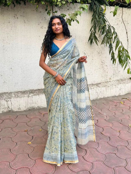 Vanshika Maheshwari Blue Floral Printed Saree