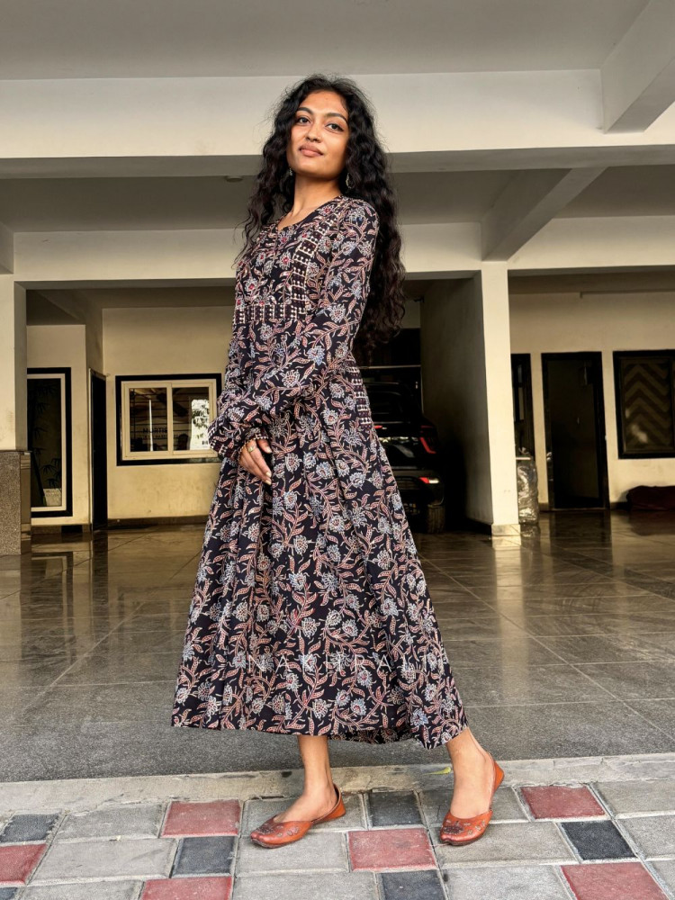 Image of Albeli Black Cotton Printed Kurta with Side Pocket