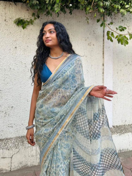 Vanshika Maheshwari Blue Floral Printed Saree
