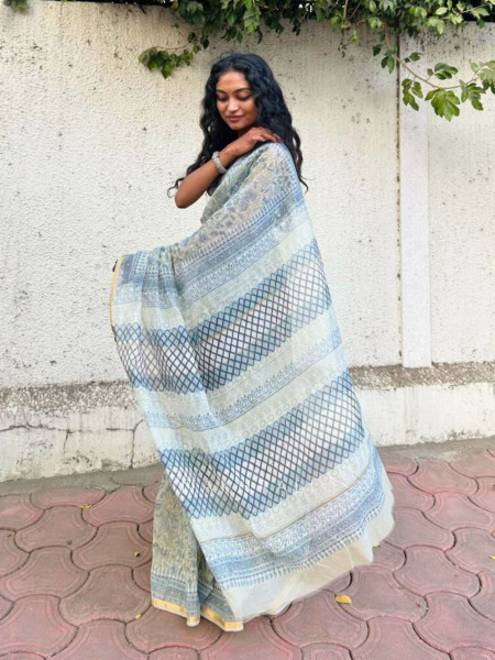 Vanshika Maheshwari Blue Floral Printed Saree