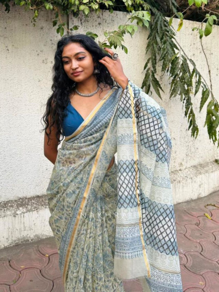 Vanshika Maheshwari Blue Floral Printed Saree