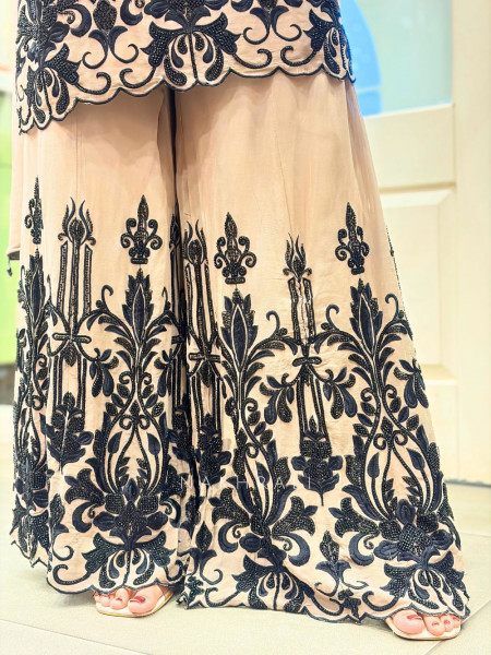 Qyraen Grey Suit Set with Thread Embroidery