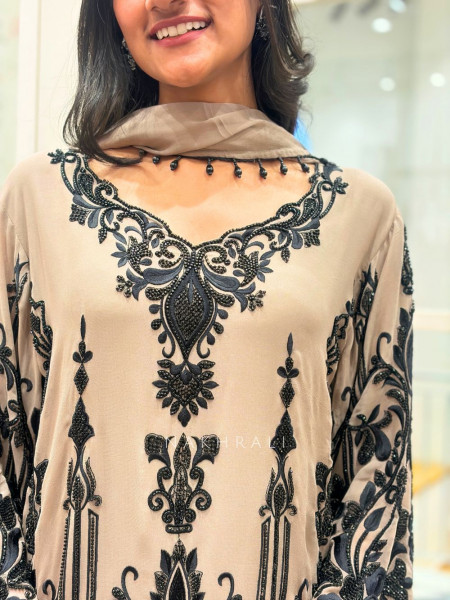 Qyraen Grey Suit Set with Thread Embroidery