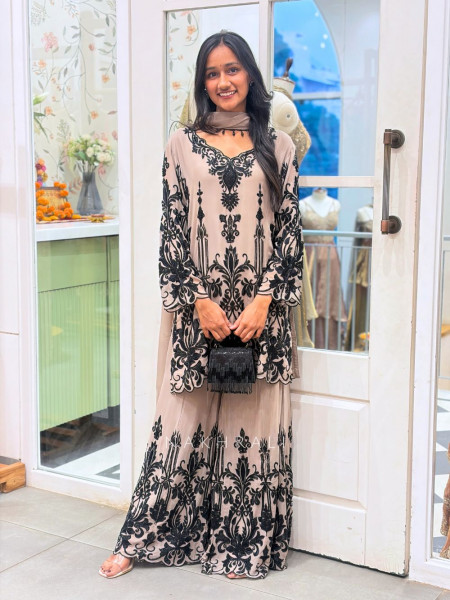 Qyraen Grey Suit Set with Thread Embroidery