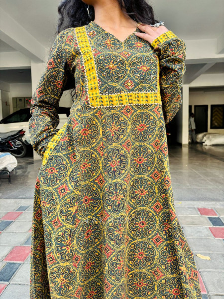 Albeli Mehendi Green Cotton Printed Kurta with Side Pocket