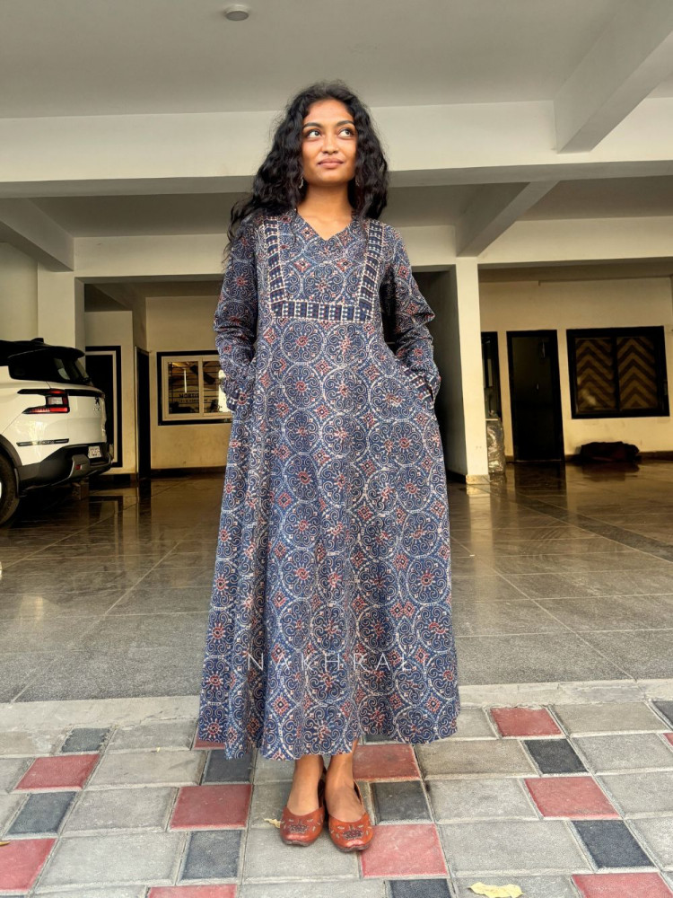 Image of Albeli Teal Blue Cotton Printed Kurta with Side Pocket