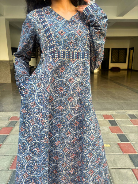 Albeli Teal Blue Cotton Printed Kurta with Side Pocket