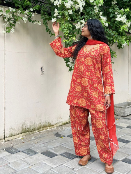 Vastrarekha Red  Farshi Suit Set With Floral Print