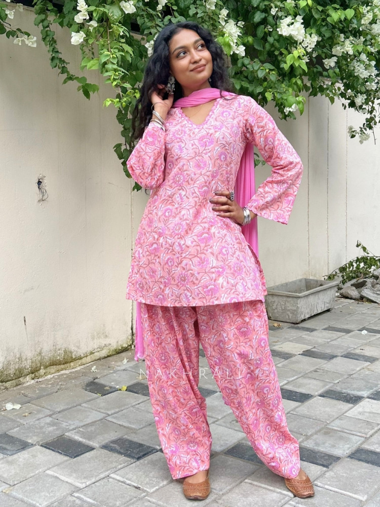 Image of Vastrarekha Pink Farshi Suit Set With Floral Print