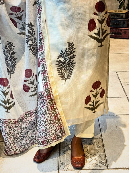 Gulposh Cream Kota Doria Floral Suit Set