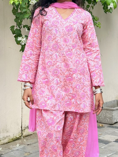 Vastrarekha Pink Farshi Suit Set With Floral Print
