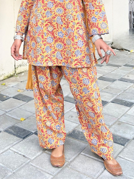Vastrarekha Mustard Farshi Suit Set With Floral Print