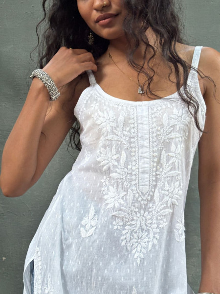 Sunbreeze White Cotton Chikankari Sleeveless Kurti with Embroidery