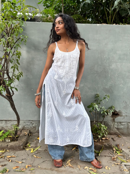 Sunbreeze White Cotton Chikankari Sleeveless Kurti with Embroidery