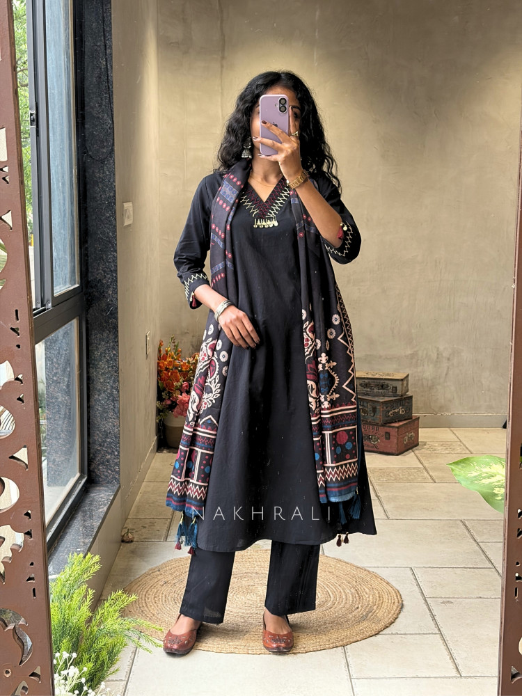 Image of Nerisa Black Suit Set with Printed Dupatta and Thread Work