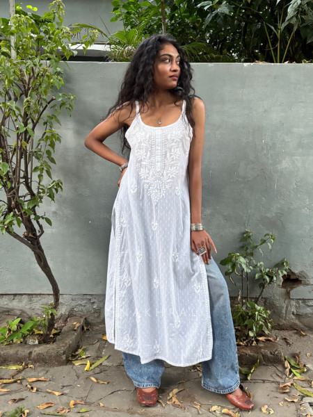 Sunbreeze White Cotton Chikankari Sleeveless Kurti with Embroidery