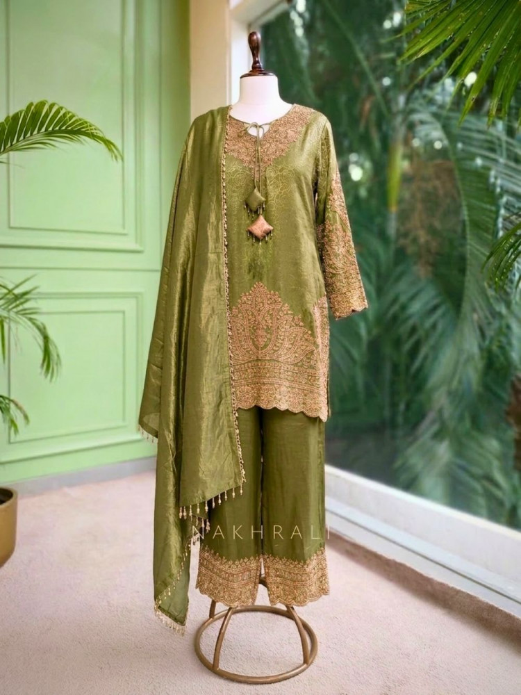 Image of Riyana Green Suit Set with Cut Dana Embroidery