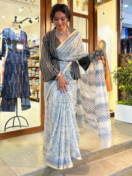 Vanshika Maheshwari Blue Floral Printed Saree