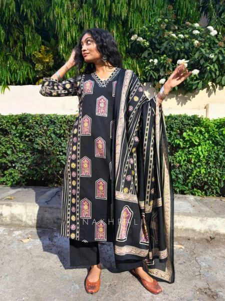 Ravion Black Straight Suit Set with Heritage Print Dupatta